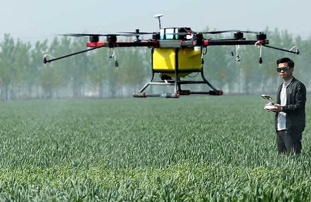 Pemanfaatan Drone dalam Agrotek untuk Meningkatkan Efisiensi Pertanian